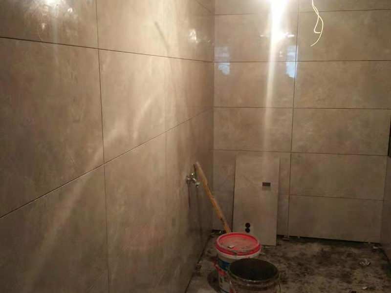 廁所貼磚維修：首先將水泥與少量建筑膠混合拌勻，做為粘貼劑。把粘貼劑用鏟刀鏟到地面刮平后將瓷磚鋪上。再用鏟刀壓實,這樣自上而下或自左而右，重復這步驟，鋪好之后用白水泥漿美縫，把瓷磚間的間隙填實，等待一段時間水泥干了就好了。