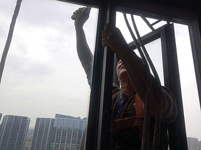 哪家鄭州門窗維修公司服務好，鄭州上門維修淋浴房推拉門如何處理