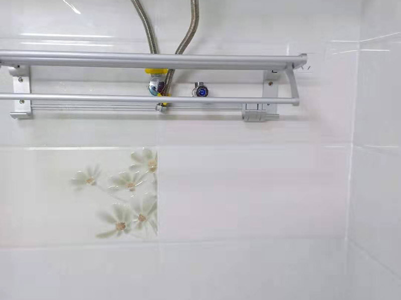 墻面瓷磚修補：1、若砂漿bai未松動，僅是瓷磚脫落，du可將瓷磚背面和四周粘附的砂漿刮凈zhi后，在107膠中摻入少許水泥成糊狀，在dao瓷磚背面均勻地涂上薄薄的一層，稍后壓緊瓷磚即可粘牢。 2、若砂漿連同瓷磚一同掉落，先在原基礎面上輕輕鑿些毛坑后，用拌有107膠的砂漿重新鑲貼，或用水泥、E－44環氧樹脂、丙酮、乙二胺(化工商店有售)按5：3：2：1的比例拌勻后，用毛刷在基礎面上刷一層，然后將脫落的瓷磚壓上去，直至砂漿硬化。