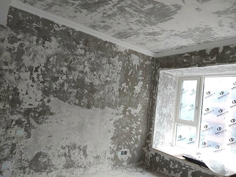 全屋墻面翻新：在墻面翻新前，需要先將舊漆面鏟除干凈，之后在進(jìn)行打磨，將墻面的浮沉雜物都清理干凈。如果墻面有凹凸不平的情況，要先用膩?zhàn)有扪a(bǔ)，如果墻面出現(xiàn)空鼓的現(xiàn)象，也要將整面的墻皮進(jìn)行鏟除，才能做后續(xù)的處理。膩?zhàn)拥奶幚碇攸c(diǎn)有兩點(diǎn)注意事項(xiàng)，一是在刮膩?zhàn)又?，要把墻面的平整度用尺子測(cè)試好，如果有不平整的位置，就需要用膩?zhàn)訉?shí)行多次的修補(bǔ)，而在每一次刮完膩?zhàn)又?，還需要用砂紙對(duì)墻面實(shí)行打磨，使得墻面更加的平整光滑。在涂刷時(shí)應(yīng)當(dāng)遵照一底兩面的原則，即刷1遍底漆，再刷2遍面漆，要留意的是，兩次涂刷的時(shí)間不可以太近，要確