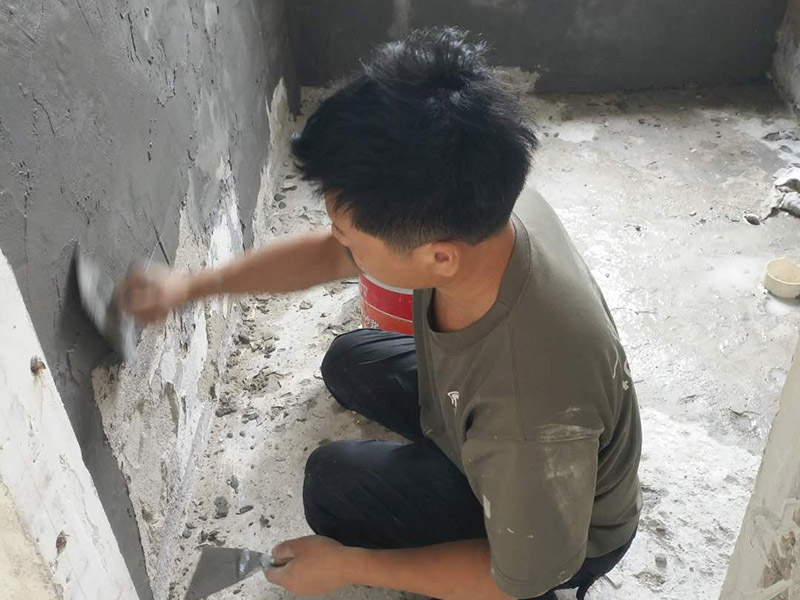 衛(wèi)生間瓷磚拆除重鋪：首先，拆除瓷磚時(shí)要用電，而電是從客廳臨時(shí)拉的，為了避免在施工過程中發(fā)生觸電的現(xiàn)象，將電拉進(jìn)衛(wèi)生間內(nèi)。其次，舊房改造拆除瓷磚時(shí)可以用沖擊電鉆，這種工具方便快捷，可自由更換。但在使用前應(yīng)檢查其是否靈活，可以通過空轉(zhuǎn)一分鐘的方法進(jìn)行檢驗(yàn)。用完之后及時(shí)進(jìn)行清理。 如果是地面的中間某一塊瓷磚想換掉就用錘子從正面敲碎地磚，然后將碎渣清理出來。拆磚應(yīng)從下至上進(jìn)行，在施工過程中對(duì)地面及時(shí)進(jìn)行處理，以免因垃圾過多從而影響后面的工作。同時(shí)要處理好房內(nèi)的防水層。拆除插座與水龍頭附近的瓷磚時(shí)應(yīng)小心，以免損壞水電設(shè)備。