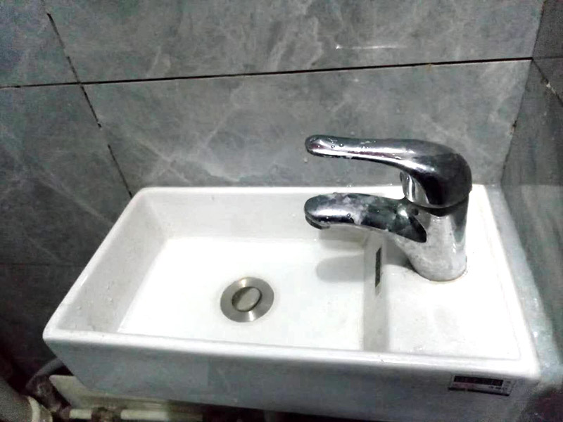 公寓局部改造:衛(wèi)生間改造中水電的改造尤為重要且需要最早開始著手，由于會涉及到浴霸采暖、燈光的線路走向、水管的入墻等問題，所以在改造之前需制定一個詳細的水電走向設計，從而提高安全質(zhì)量以及滿足裝修業(yè)主們生活的需要。其次就是需要對其做相應的防水處理。因為在日常的家庭中，衛(wèi)生間的水是處處可見的，非常潮濕。衛(wèi)生間內(nèi)的防水涂料是由地面延伸到墻面的，涂刷過程中精良的保證厚度均勻。還需要處理好地面和墻面交界處的各類管件的涂刷。待防水處理完全確定后，等待地面干透就可以做后續(xù)的工程了。