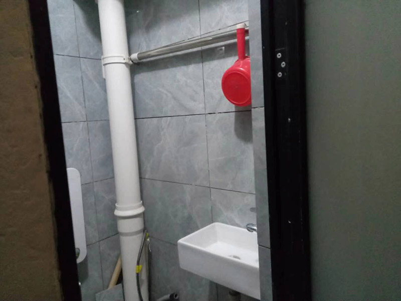 公寓局部改造:衛(wèi)生間改造中水電的改造尤為重要且需要最早開始著手，由于會涉及到浴霸采暖、燈光的線路走向、水管的入墻等問題，所以在改造之前需制定一個詳細的水電走向設計，從而提高安全質(zhì)量以及滿足裝修業(yè)主們生活的需要。其次就是需要對其做相應的防水處理。因為在日常的家庭中，衛(wèi)生間的水是處處可見的，非常潮濕。衛(wèi)生間內(nèi)的防水涂料是由地面延伸到墻面的，涂刷過程中精良的保證厚度均勻。還需要處理好地面和墻面交界處的各類管件的涂刷。待防水處理完全確定后，等待地面干透就可以做后續(xù)的工程了。