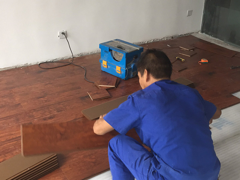 木地板安裝方案:首先對于實木地板的安裝肯定要做好事前的檢查，檢查地面是否平整，地面的表面的各種高低值要不相差3mm，其地面還要干燥，整潔，要不留一點雜質(zhì),地板安裝的施工方法是采用平鋪式的施工方法，將地板距離墻邊、立柱等一些固定的物體之間的距離要留出大約9mm的長度，鋪裝的時候，還要確保每塊地板需要錯開30cm進(jìn)行鋪裝，這樣看其來就非常美觀。鋪裝時，現(xiàn)在地面上鋪一層大約2mm厚度的地墊，其材質(zhì)高密度聚乙烯制成，接口處需要用膠帶將其封住，然后再在地面上鋪上一層厚度為0.5mm以上的薄膜，然后在接縫處重接至50mm以上，最后用膠帶進(jìn)行密封。