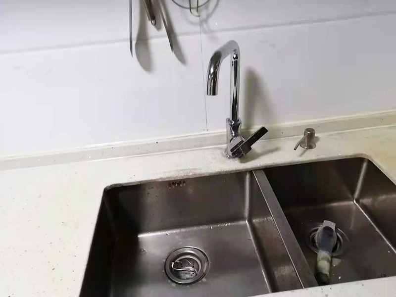 水槽臺盆打膠維修：把水池放好后，需在盆的四周畫上記號，并且把水池取下，接著再打玻璃膠即可。等玻璃較打好后，需要把盆放下去壓一下，并把多余的膠用刮板刮掉即可。當然，玻璃膠也可以替換成密封條，同樣具備防水作用。