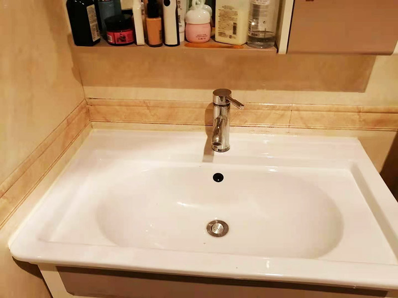 水槽臺盆打膠維修：把水池放好后，需在盆的四周畫上記號，并且把水池取下，接著再打玻璃膠即可。等玻璃較打好后，需要把盆放下去壓一下，并把多余的膠用刮板刮掉即可。當然，玻璃膠也可以替換成密封條，同樣具備防水作用。