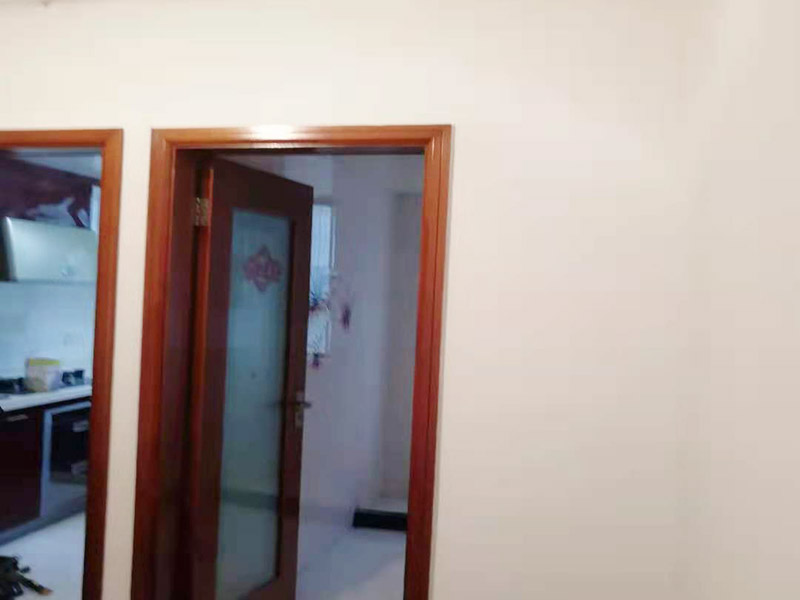 客廳墻面刷漆修補(bǔ)：首先檢查墻面問(wèn)題點(diǎn)在哪里，找到問(wèn)題逐步解決，如果發(fā)現(xiàn)墻體不夠堅(jiān)實(shí)，墻面存在大裂縫等問(wèn)題，應(yīng)該先對(duì)墻面進(jìn)行處理。此時(shí)需要注意處理墻面的時(shí)候，膩?zhàn)樱z水，涂料在施工的會(huì)后難免會(huì)對(duì)周圍已經(jīng)裝修好的成品造成影響，在施工前要做好成品的保護(hù)。清理好打磨后的膩?zhàn)颖砻娴母m被，就可以刷底漆了，底漆可以提高面漆的附著力、增加面漆的豐滿度、提供抗堿性、提供防腐功能等，使用底漆后面漆更易涂刷，減少了面漆的使用量。