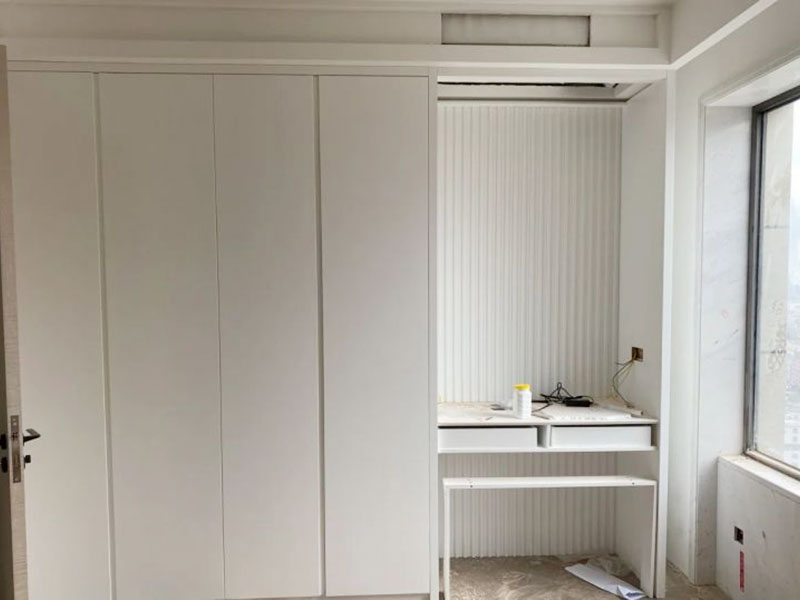 小編這次為各位展示的是南京市建鄴區(qū)臥室榻榻米裝修設計的施工案例，施工地址是川匯區(qū)復興路建業(yè)未來城；客戶是網(wǎng)上找的一修公司，看評價以及服務項目還有綜合實力都不錯，才選擇的我們。南京市建鄴區(qū)臥室榻榻米裝修設計案例中師傅把原來受潮的表面刮去，重新做防水，再刮膩子，再刷油漆。南京市監(jiān)理全程跟蹤服務質量，非常專業(yè)！而且一修可以選擇整裝還是局裝，可以選擇先服務后付款的付款方式等，如果您還有其他需求也可以到我們官網(wǎng)上查看更多的關于南京市其他防水補漏維修，舊房全屋翻新，房屋各類安裝等施工案例。